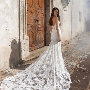 Beautiful brand new Ari Villoso Wedding Dress - flattering beyond belief